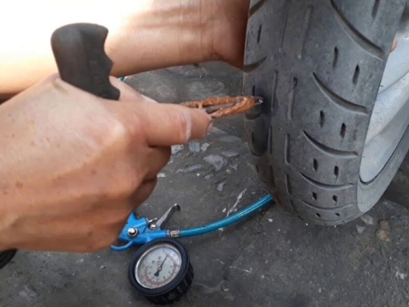 5 cách vá lốp không săm an toàn và hiệu quả 2 Vá lốp không săm bằng dùi